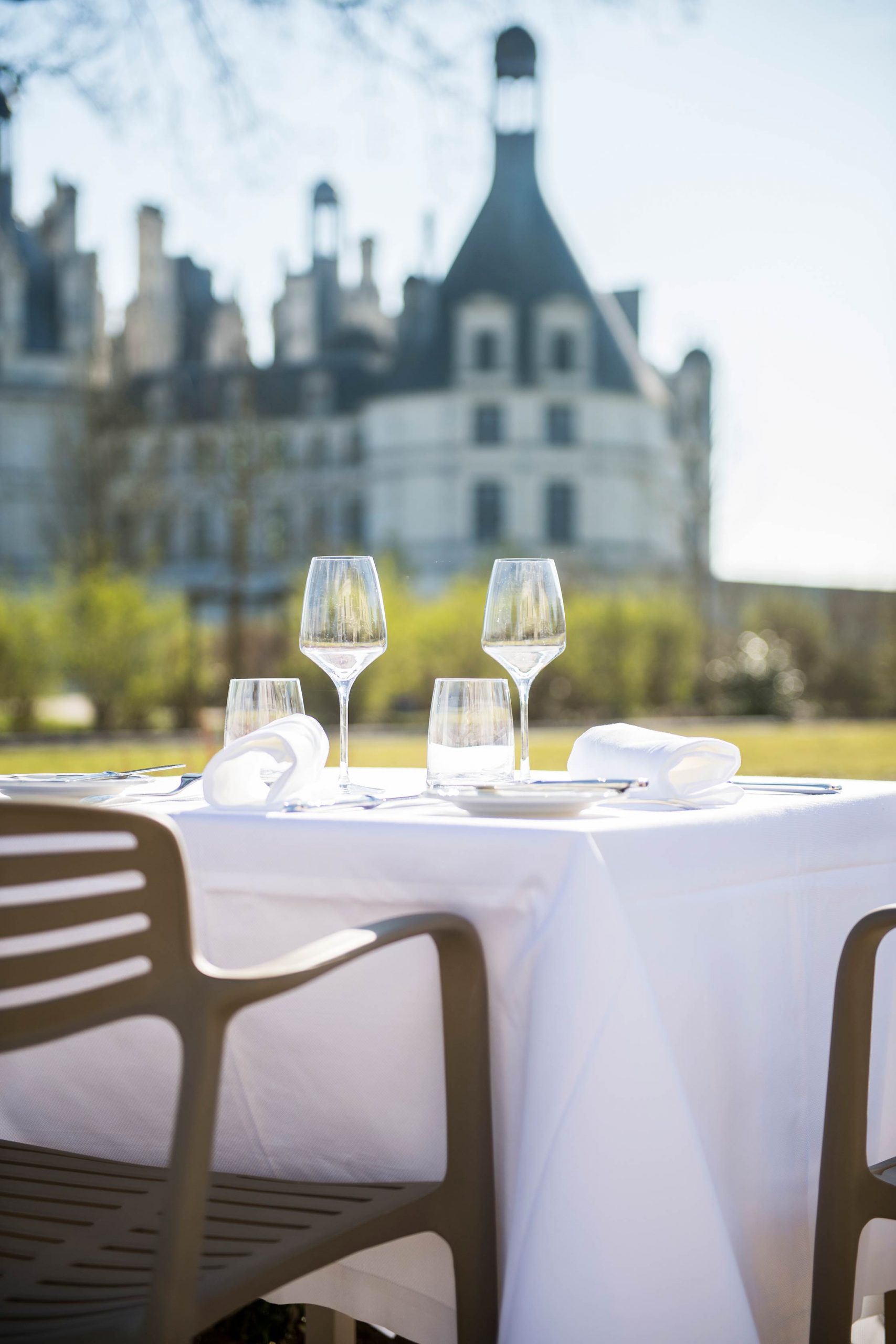 Terrasse du restaurant le Grand Saint-Michel avec vue sur le château de Chambord