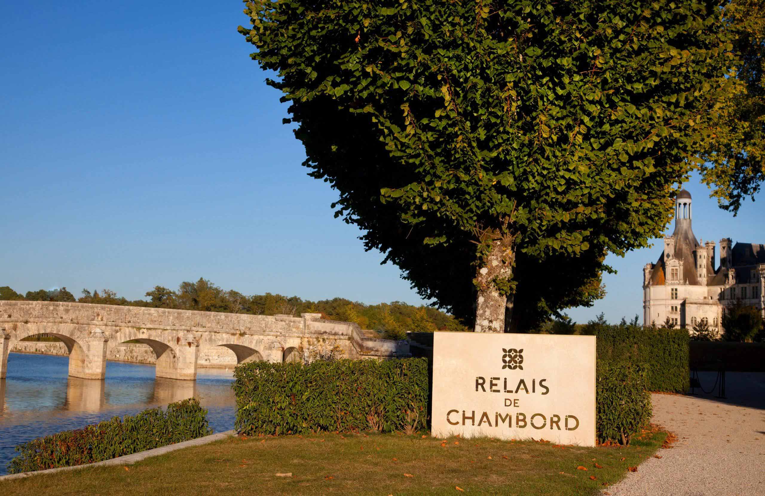 La Toue du Relais, in front of the Château de Chambord.