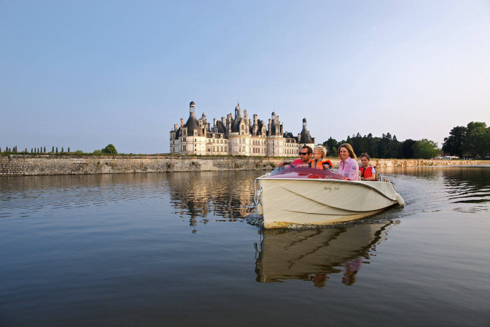 Boat rides in the Cosson River, right infront of the château de Chambord.
